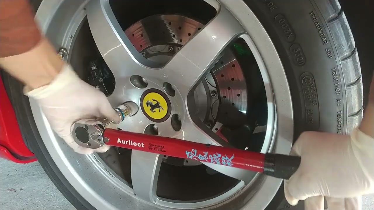 フェラーリ 360 モデナ ６MT　　　ブレーキフルードが漏れるのでチタン製ブリーダープラグに交換しました。