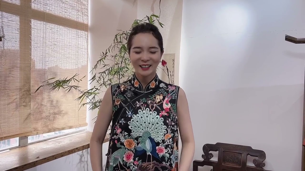 定制旗袍后，老师拿出3w的旗袍让我试穿，我还是喜欢最后的马面裙