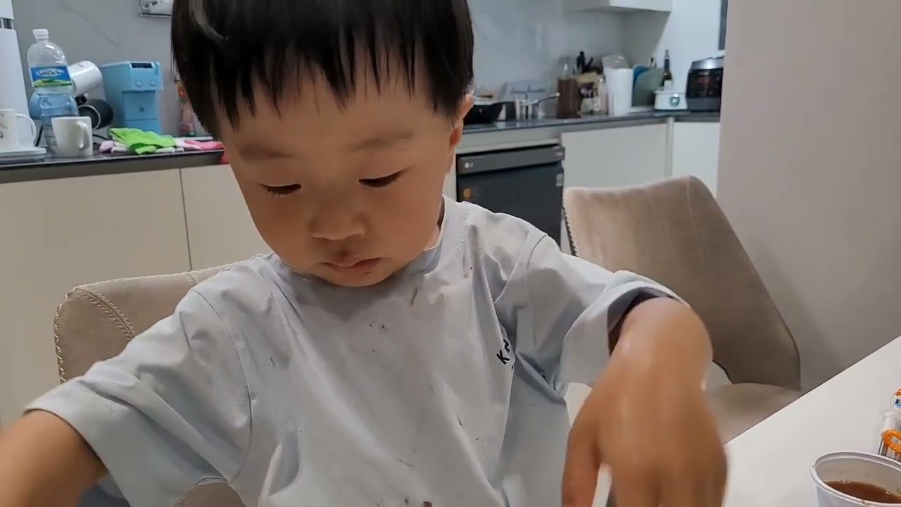 스스로 밥안먹어 경찰아저씨에게 혼난 똔찌