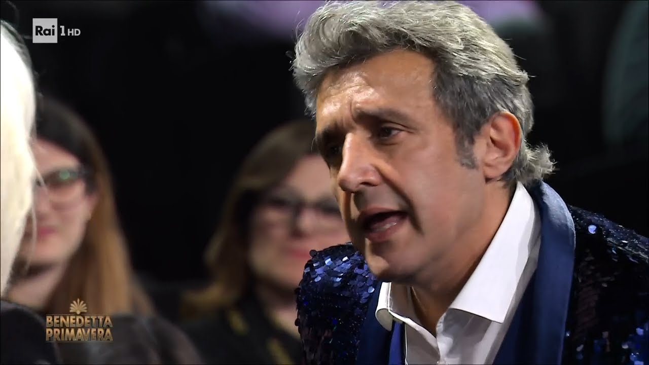 Flavio Insinna  con l gag dello  