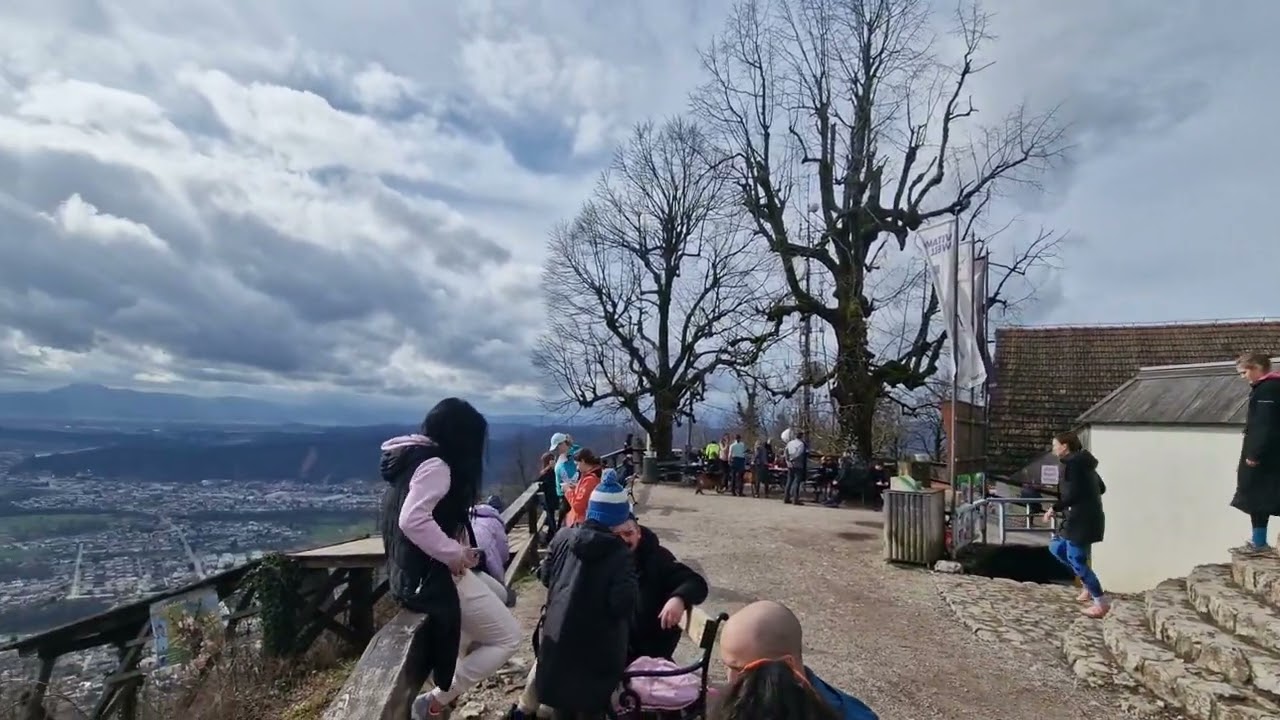 Šmarna gora (SLO) cerkev rožnovenske Matere Božje -zvonjenje pred nedeljsko sv. mašo v postu / bells