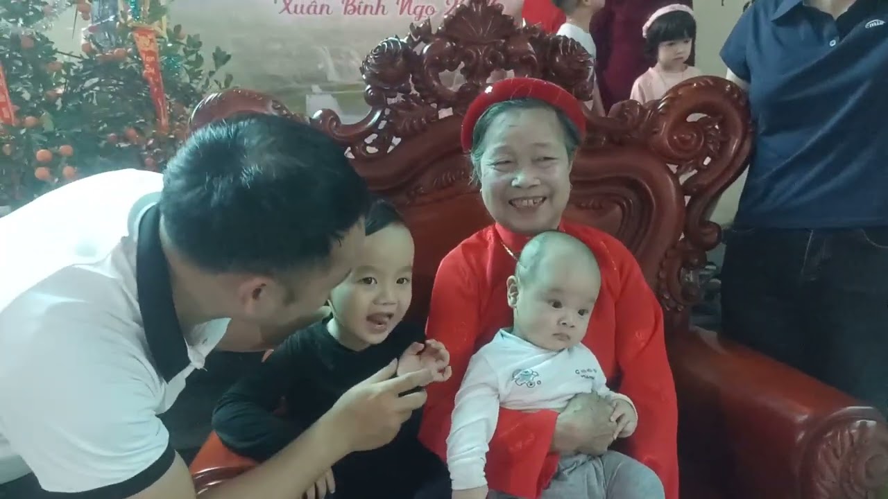 Con cháu chụp ảnh mừng thọ cụ Đỗ Thị Ngát 