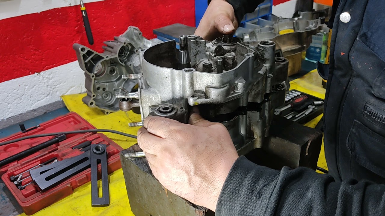 Yamaha Tzr  80.  abriendo el motor.