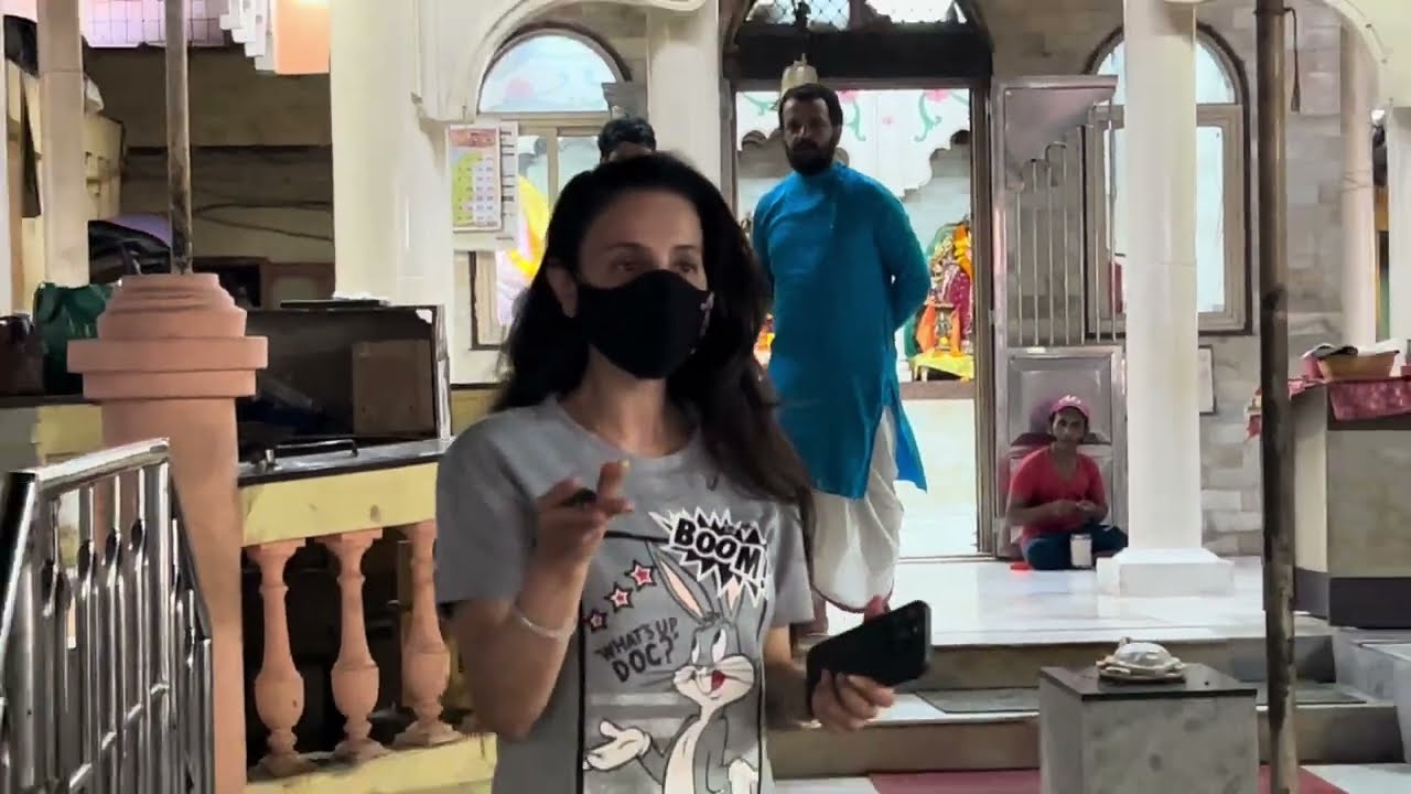 AMEESHA PATEL ANGRY WITH PAPS AT MANDIR IN JUHU