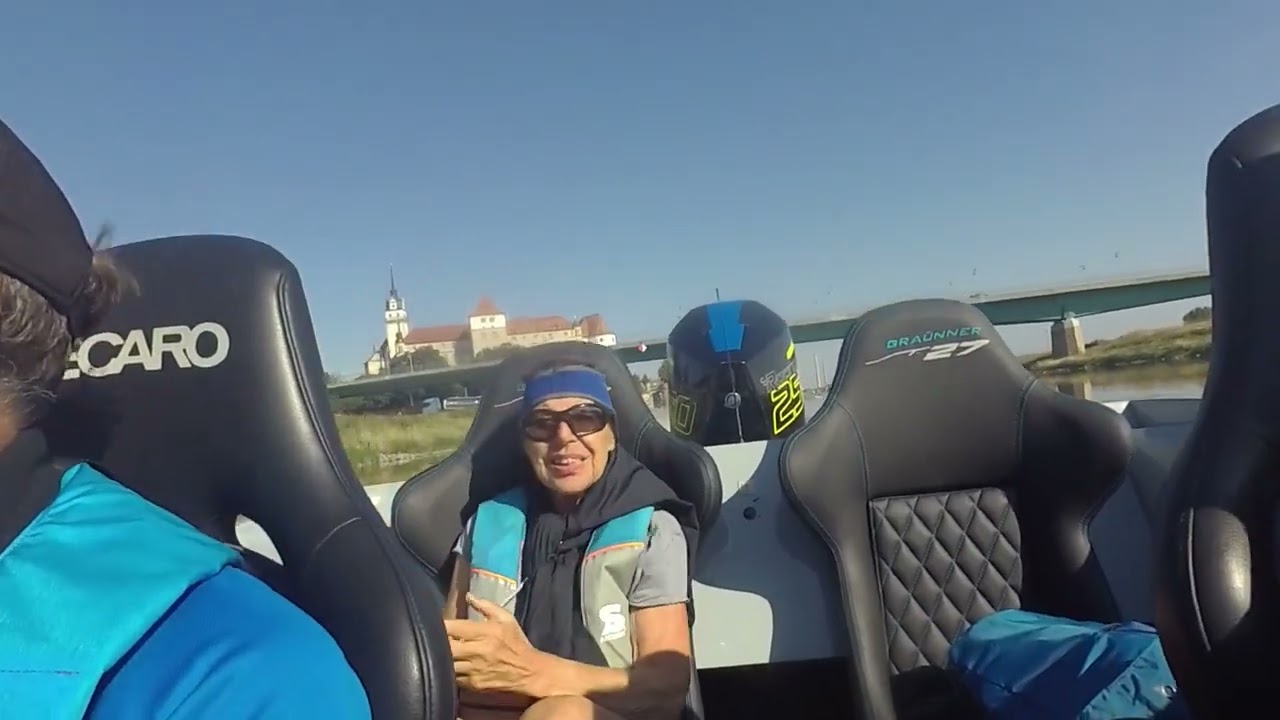 Chica mit Freunden auf der Elbe