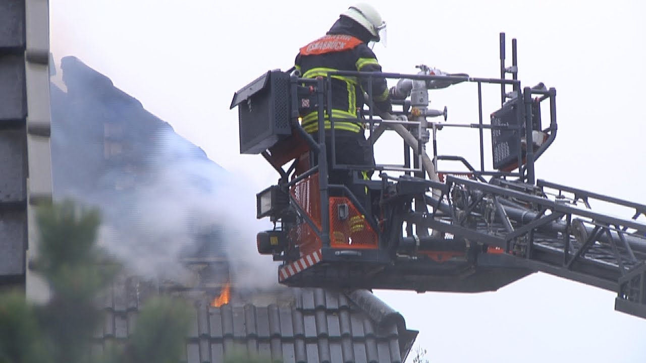 Eine verletzte Person bei Dachstuhlbrand im Widukindland in Osnabr&uuml;ck