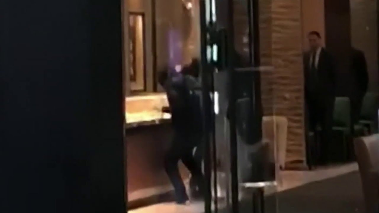Florida Mall smash-and-grab jewlery store robbery caught on camera