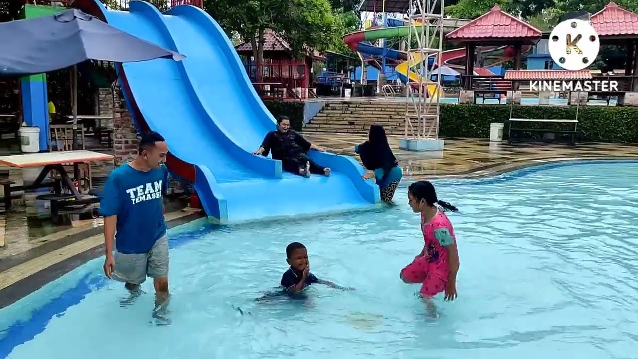 Sulthan mandi di kolam renang hotel bali - Tanjung Pinang