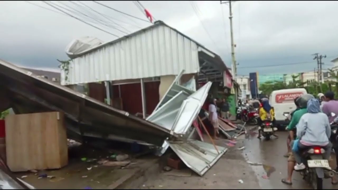 ANGIN PUTING BELIUNG TERJANG COMAL PEMALANG, SAAT WARGA HENDAK CARI BUKA PUASA