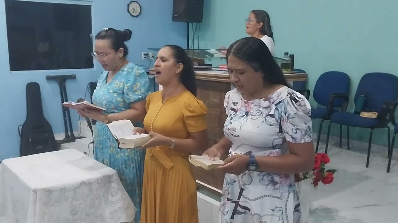 grupo de irmãs cantando
