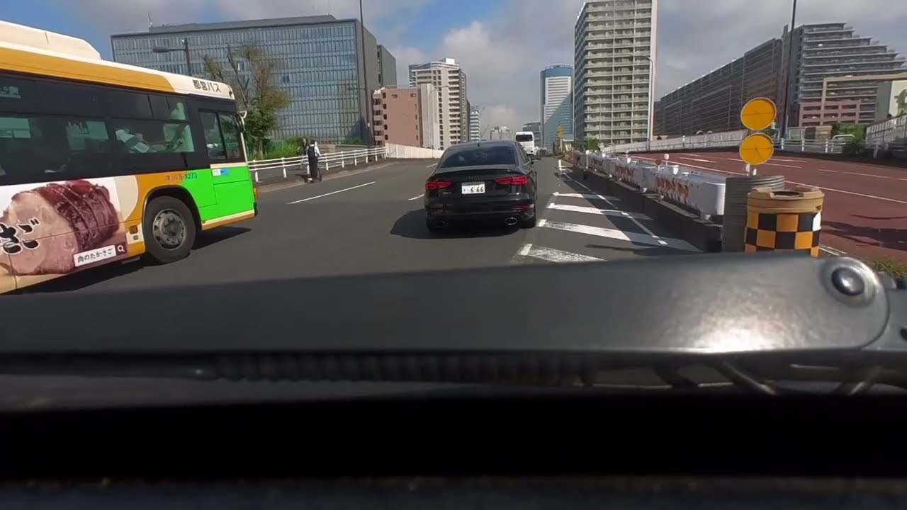 豊洲駅周辺はカオスや。バス避け自転避け40k走行車避け、あっ信号赤じゃない！？