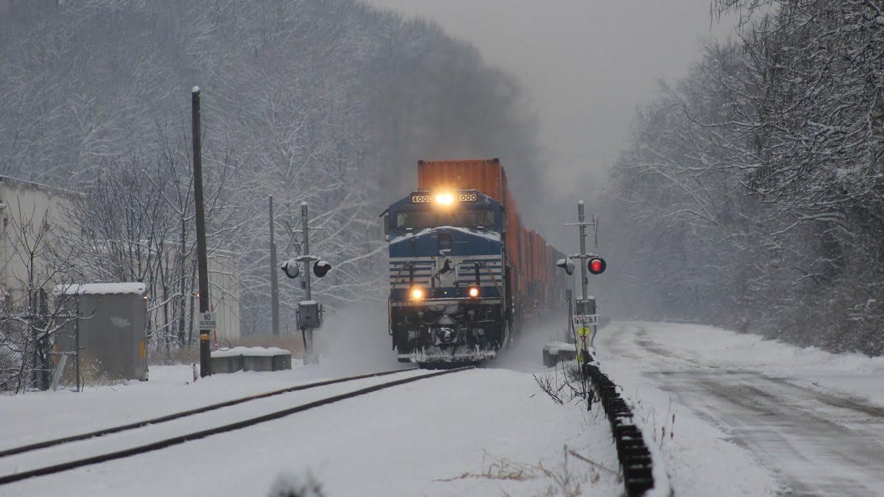 A Snowy Sunday along the NS Lehigh Line ft NS 4000 and 8101