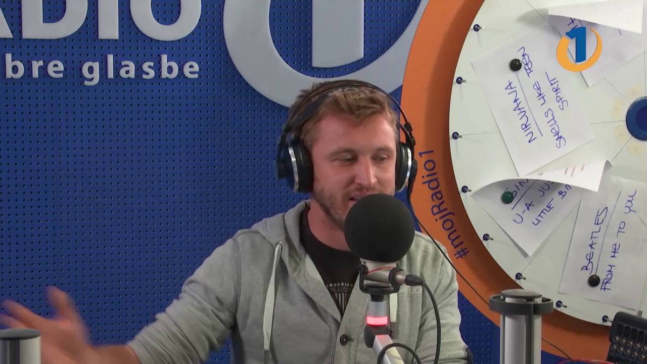 Marjan Novak zacingljal s kravjimi zvončki v studiu Radia 1