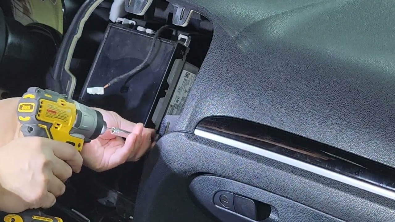 Chrysler 300 300s 2013 - 19 radio removal