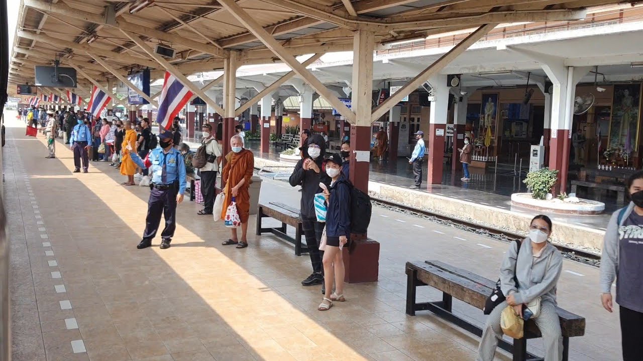 ผู้โดยสารเยอะทั้งขึ้นและลง รถเร็ว 112 จอดพิษณุโลก rapid train 112 at Phitsanulok