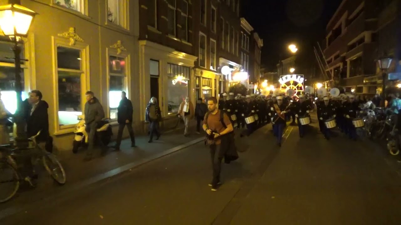 K&G Leiden tijdens Leidens Ontzet 2022, begin Breestraat tijdens optocht een lint van licht
