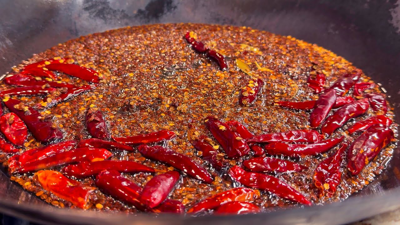 油でぐっしょりな唐揚げの方がカラッとよりも好きなんです。 I prefer oily, greasy fried chicken over crispy ones.