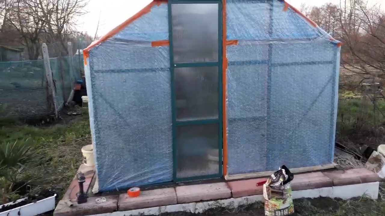 Zabezpieczenie szklarni przed wiatrem i mrozem