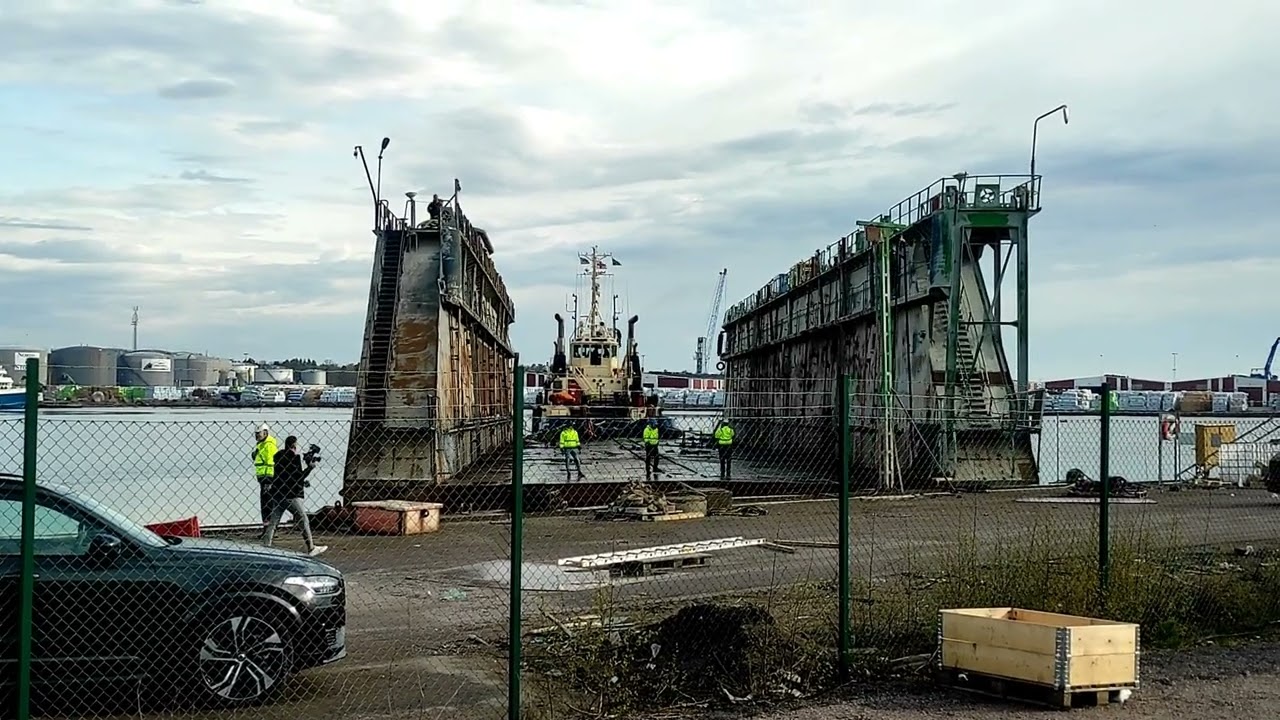 Sista färden för flytdockan i Oskarshamn