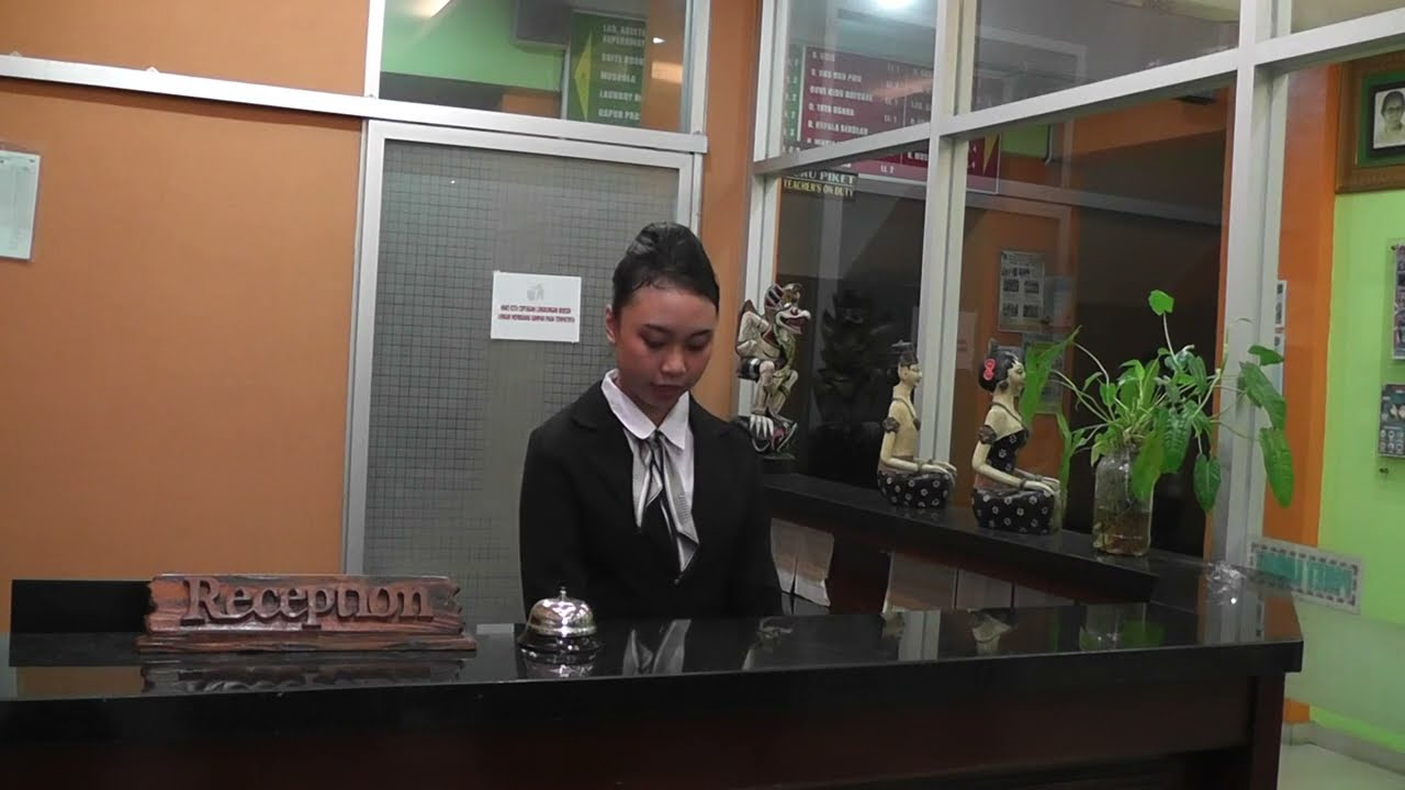 Hotel Reception SMKN 28 Jakarta - LKS Perhotelan - Alma Putri Sabrina