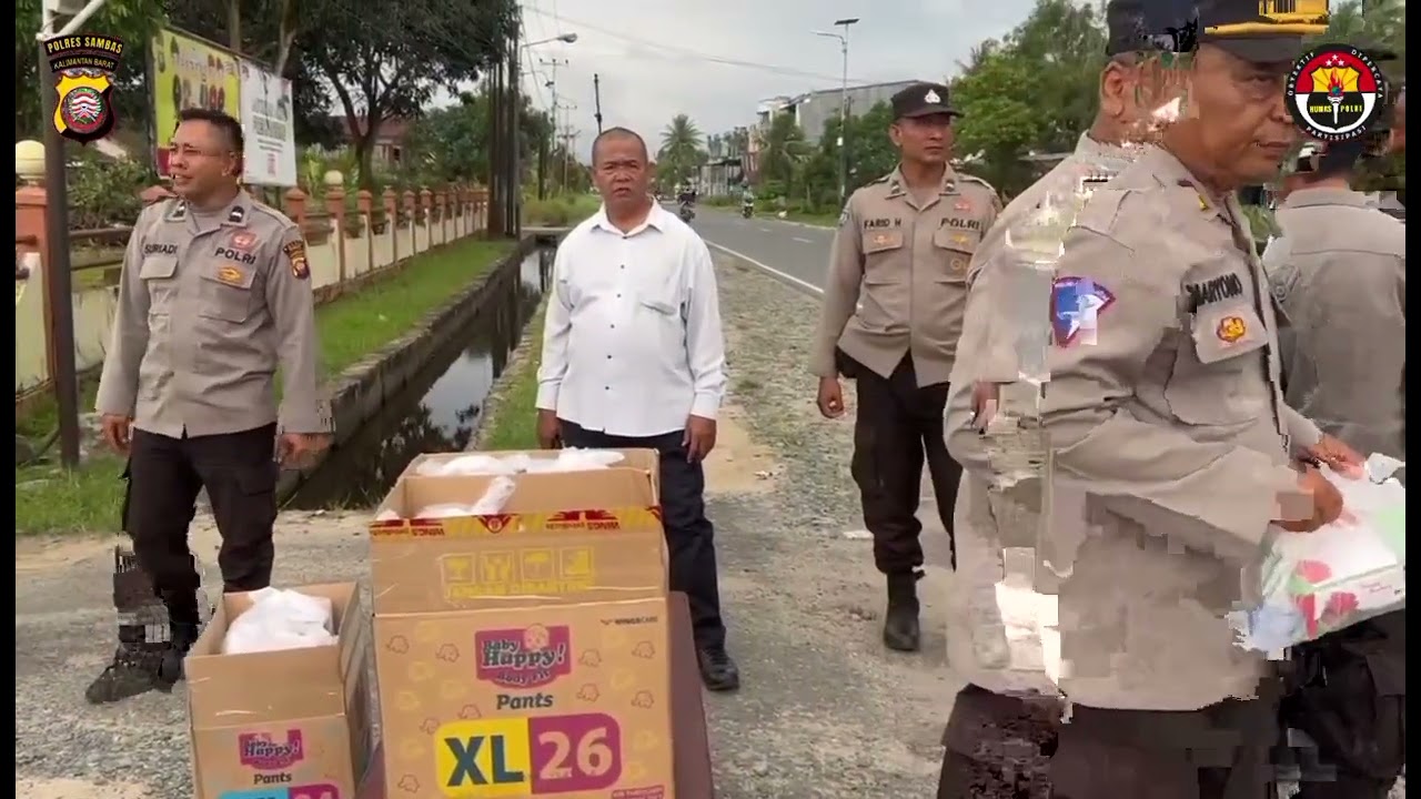 Polsek Pemangkat berbagi takjil kepada masyarakat yang masih dalam perjalanan jelang berbuka puasa.