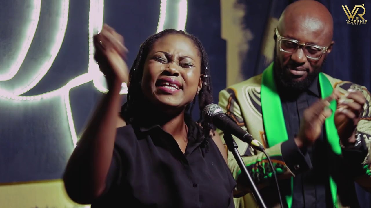 Joyce Blessing Breaks Down In Tears As She Worships On (Worship Room)