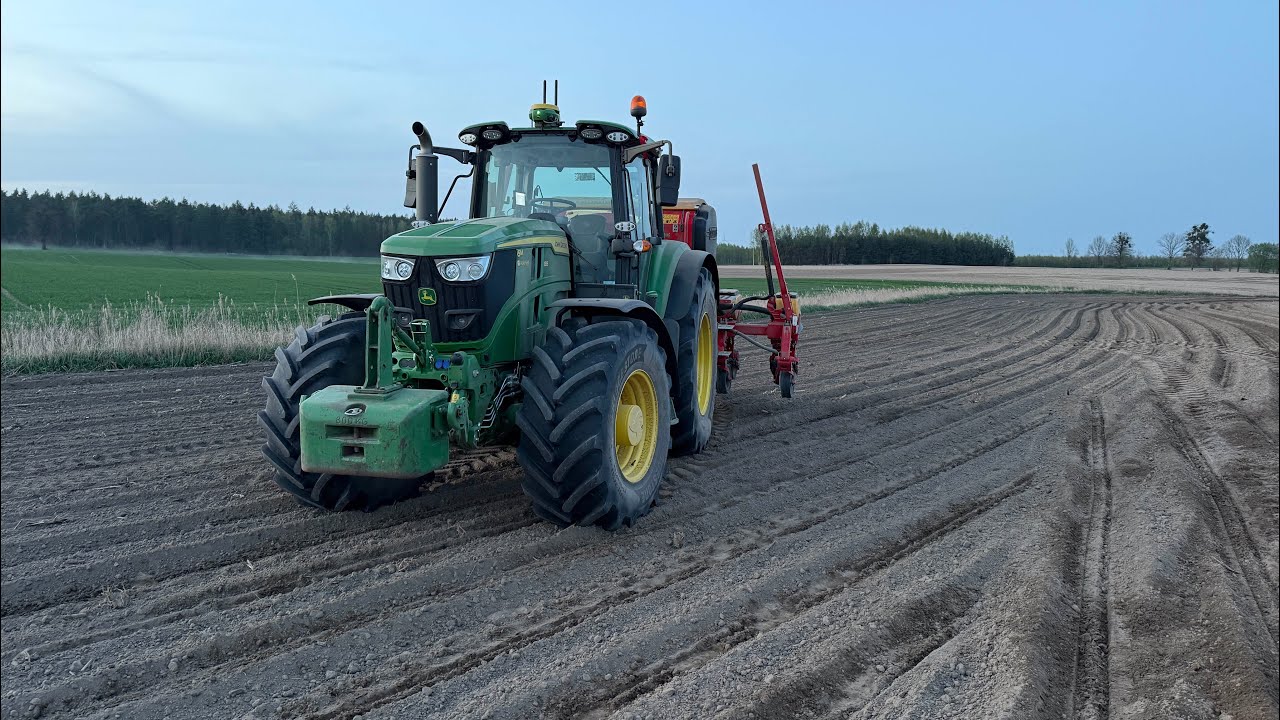 Nowy John Deere 6M185 w akcji. Ucze sie siać nowym zestawem! Oj bedzie wesoło po wschodzch!