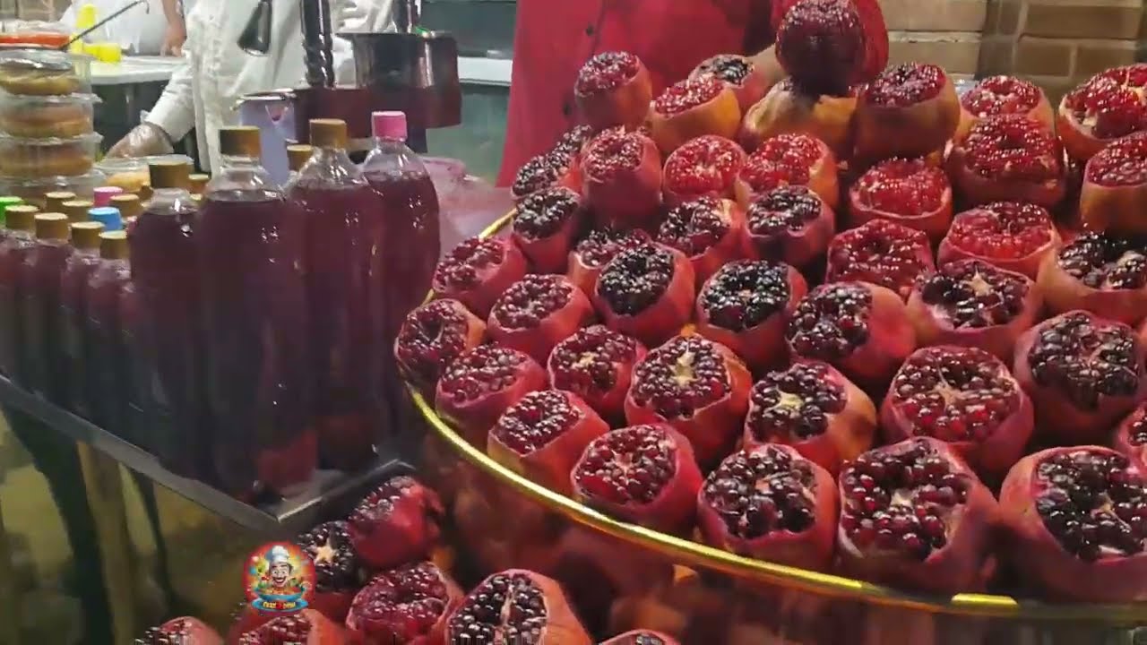 🍷 Fresh Pomegranate Juice in Tehran’s 15 Khordad Bazaar – A Hidden Gem!