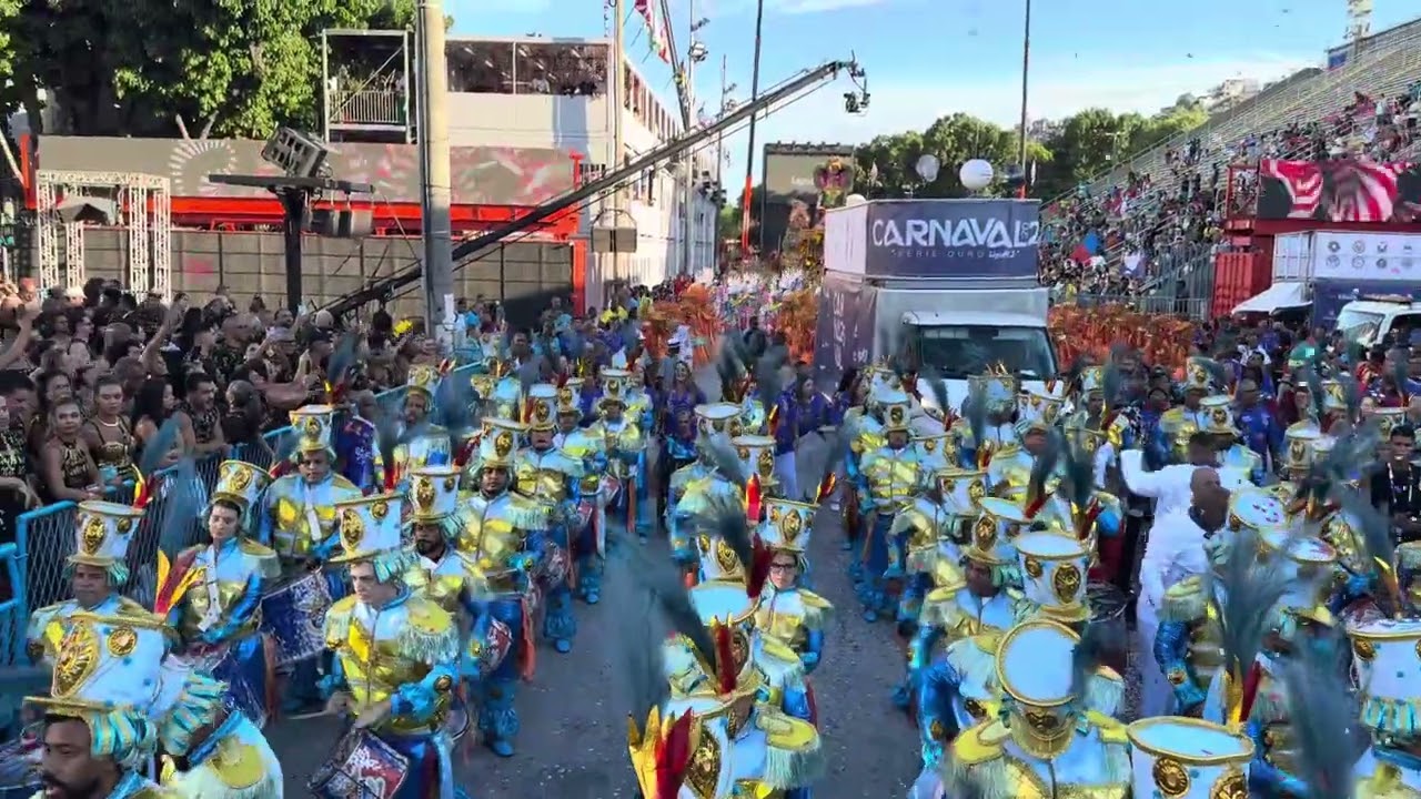 Bateria da União da Ilha no desfile oficial para o carnaval 2025