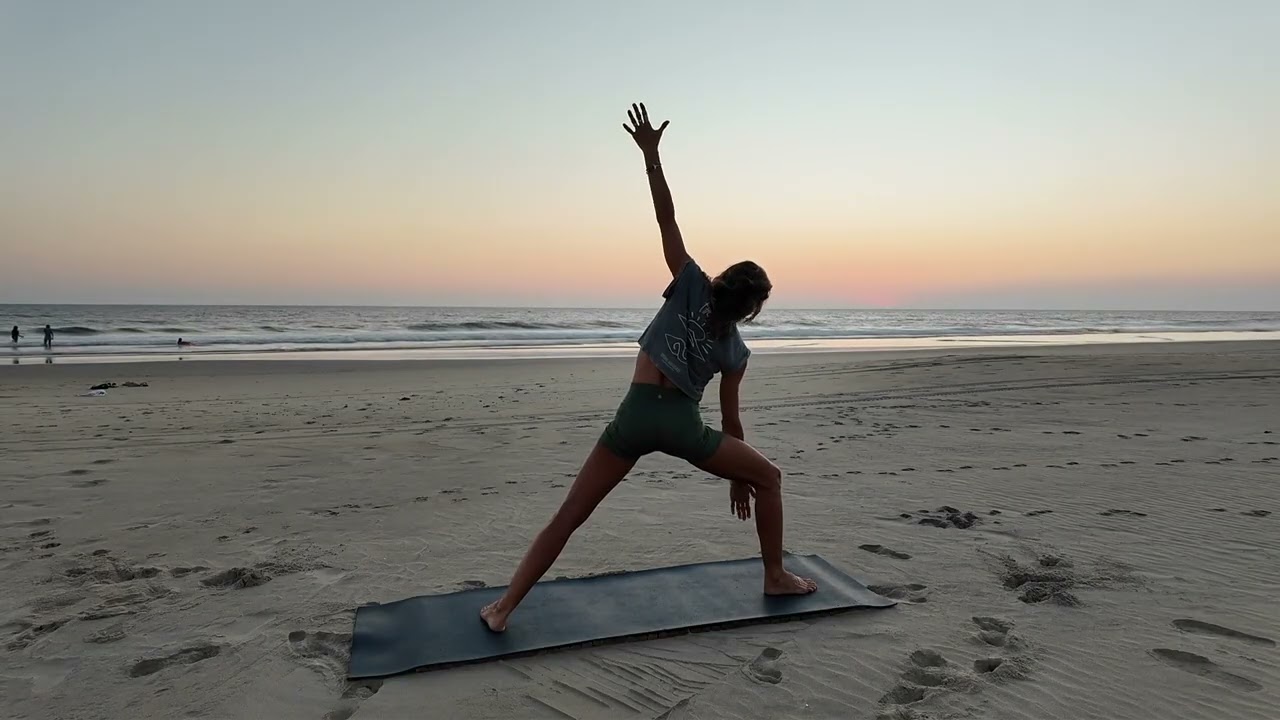 Yoga en el atardecer, variaciones del Saludo al Sol - Yoga con Mariné