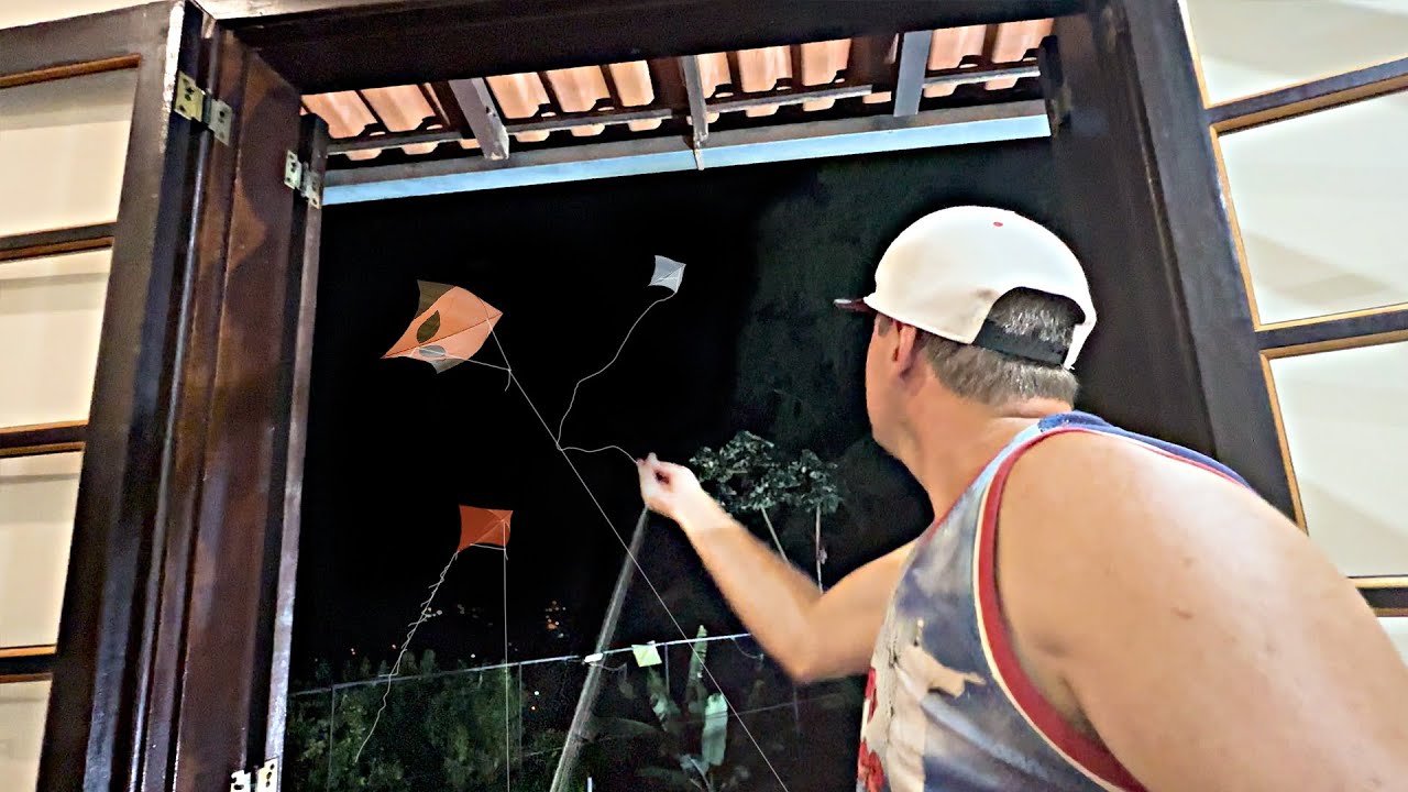 Festival de Pipa Noturno na Janela do Meu Quarto