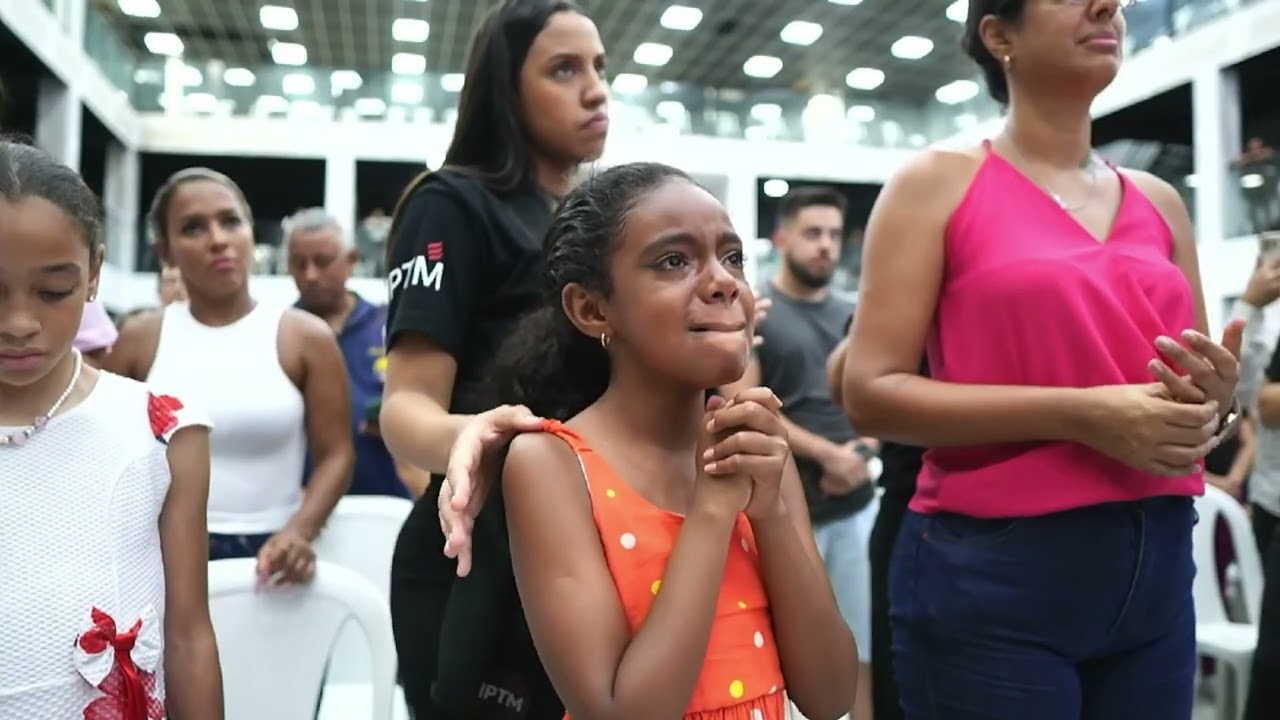 DEUS BATIZOU A MENINA DE 9 ANOS E SALVOU TODA A SUA FAMÍLIA - Pr Leonardo Sale