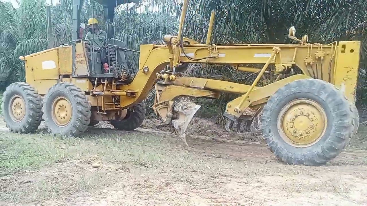 SKILL OPERATOR ALAT BERAT GLEDER ❗❗ GREDING JALAN YANG BERLUBANG DAN BERUMPUT 