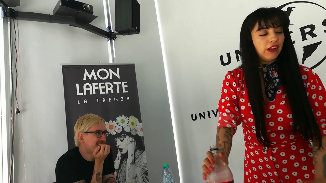 Mon Laferte sirviendo refresco a fans