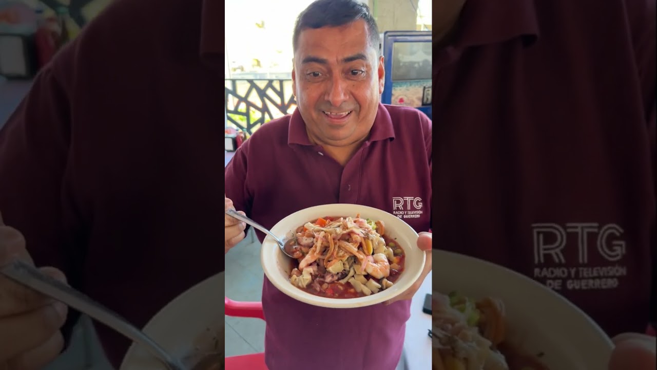 Tico Mendoza comiendo pescados y mariscos en Acapulco