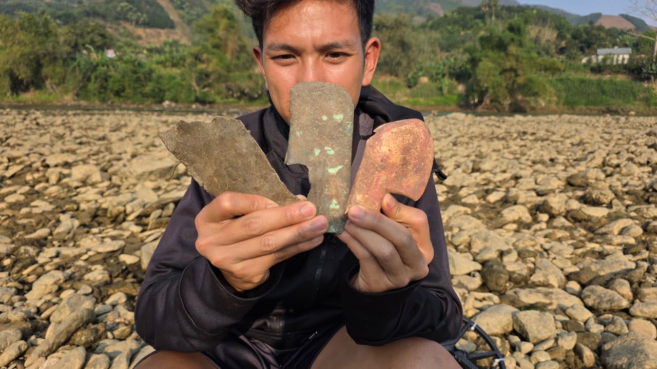 Dò Bằng Máy Mới Toanh Ngày Thứ Hai Đã Tìm Thấy Hai Món Cổ Vật Đông Sơn