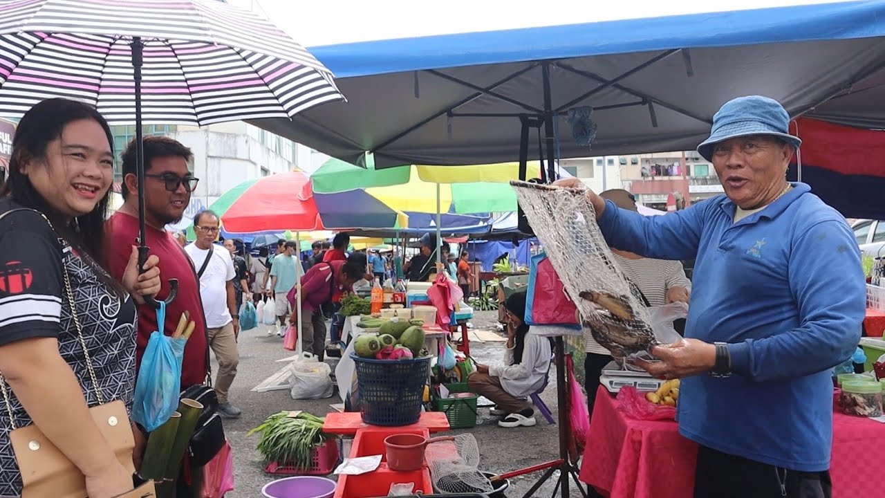 Suasana Pasar Pagi Hari Minggu Bandaraya Miri,Sarawak Borneo // Jualan Hasil Hutan Dan Sungai…//