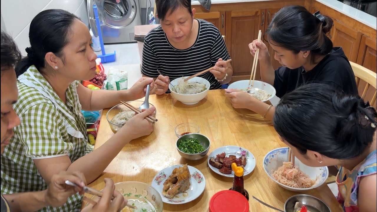 Hôm Nay Đổi Món Nấu Hủ Tiếu | Vinh & Truyen