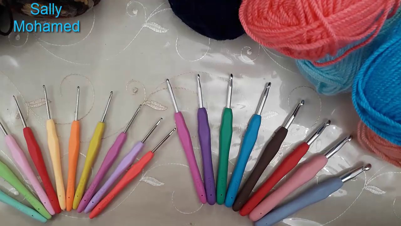 دروس تعليم كروشيه للمبتدئين لمستخدمي اليد اليسرى الدرس1: أنواع الإبروالخيوط (crochet for left hand)