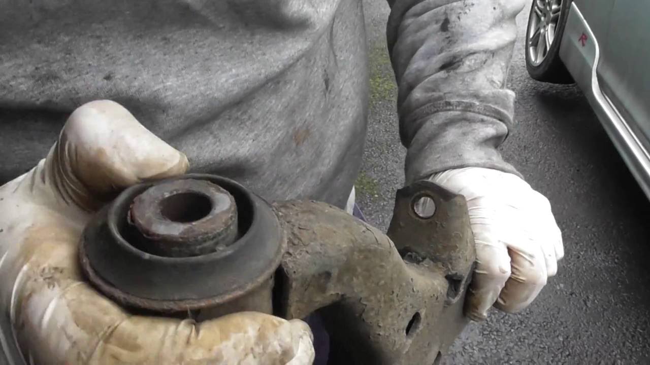 T2EP3 Honda Civic Type R K20 Part 12 : Lower Wishbone Removal Ready for New Bushes