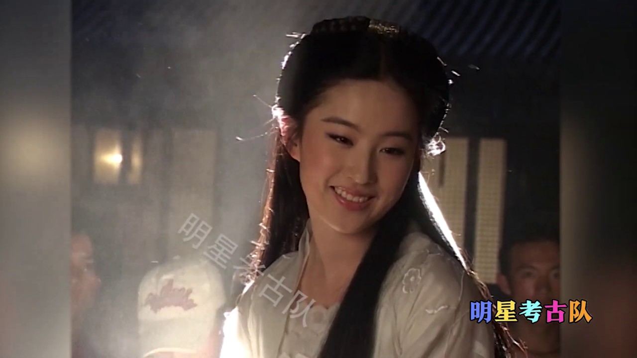 「明星考古隊」《神雕侠侣》劉亦菲片场花絮~仙女也怕蟲子，直接把驅蟲劑往頭上噴，太可愛了！