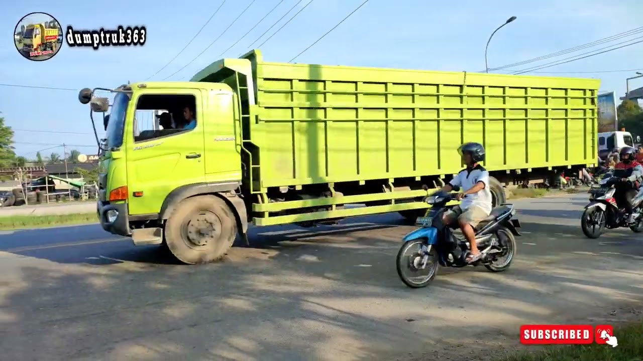 Mobil dump truck melintas di simpang empat 28 oktober || dump truck coltdiesel