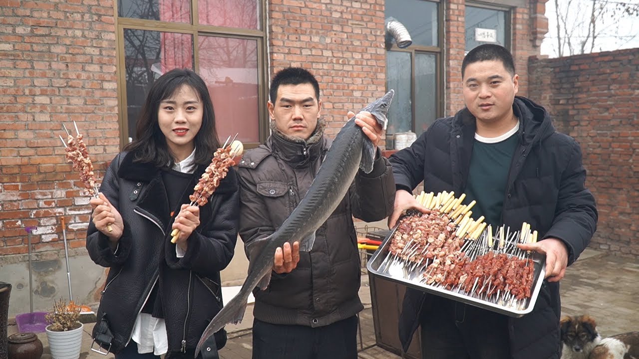 【食味阿远】二姐带了条700块钱的大鲟鱼来了，6斤重，阿远先蒸鱼再烤的羊肉串 | Shi Wei A Yuan