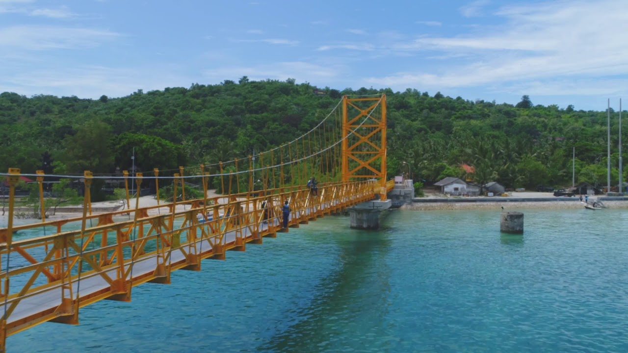 Drone footage alongside the Yellow Bridge - Nusa Lembongan & Nusa Ceningan