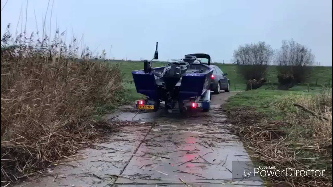 Snoekbaars vissen op de rivier