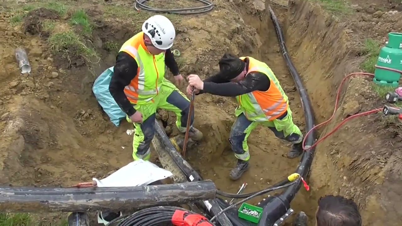 Fernwärme Gondiswil:Allotherms Monteure schliessen das Haus 40B im  Unterdorf an