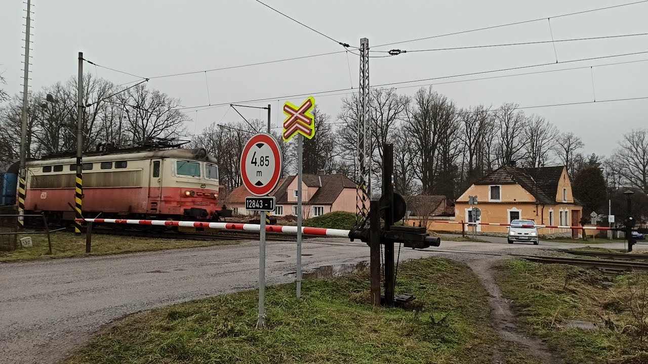 Žel. přejezd Mechanické závory (PZM 1) P 6148 Kardašova Řečice 6.2.2021 Czech railroad crossing.