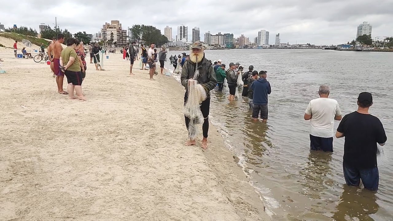 Pesca de tarrafas, 10-03-24, Barra de Tramandaí, RS. #pescadetarrafas #netfishing #pescarias #fish