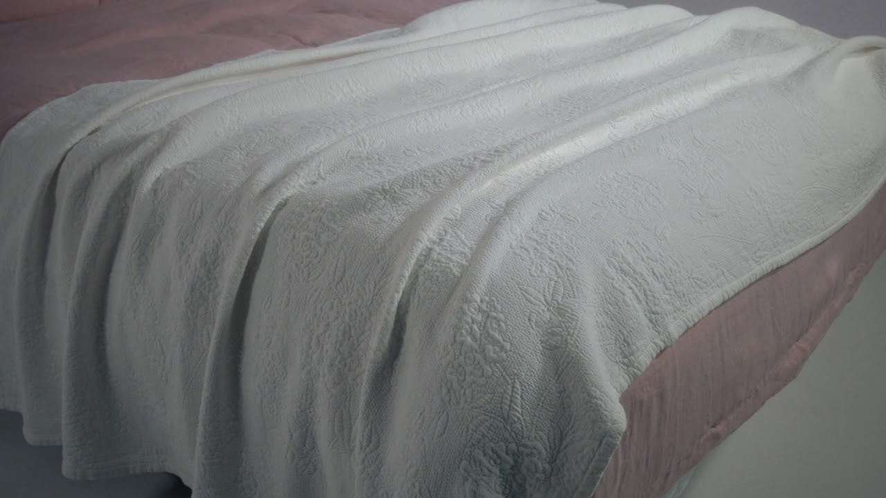 Floral Matelasse Bedspread | Soak&Sleep