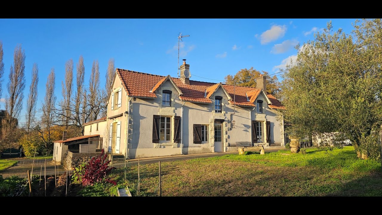 LEGGETT A41520MGA85 Maison en pierre rénovée 129 m² + annexe 74 m² terrain clos de 2853 m² DPE C